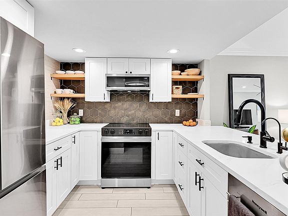 3rd image of 3004 NE 5th Terrace #102-C