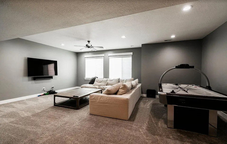 5 bed, 4188 sqft, $3,825 — Photo 4