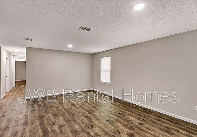 1159 W 21st St — Photo 4