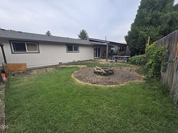 3rd image of 1158 Douglas St