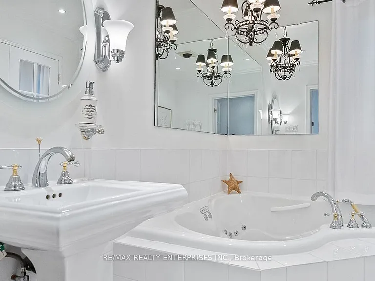 1373 Queen Victoria Ave — Photo 25
