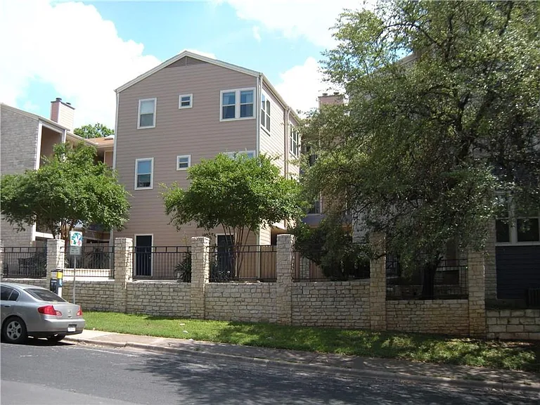 2414 Longview St #305 — Photo 13