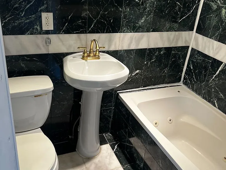572 Madison Ave — Photo 10