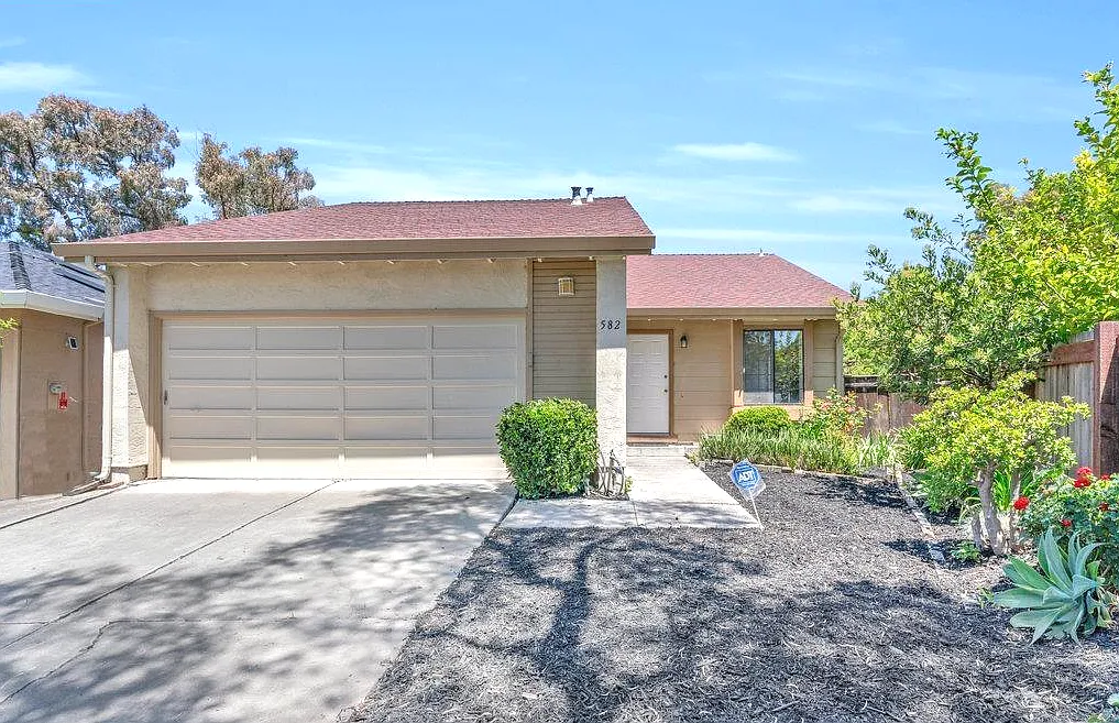 3 bed, 1268 sqft, $4,200 — Photo 1