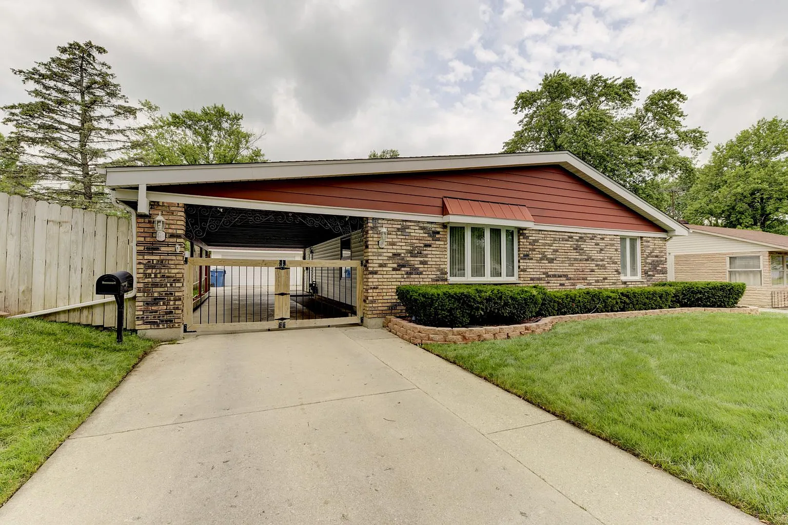 324 Dorsetshire Dr photo 1