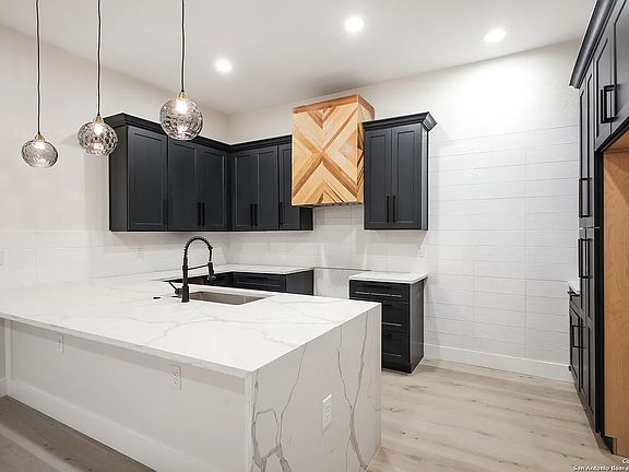 3rd image of 1019 S Hackberry St #201