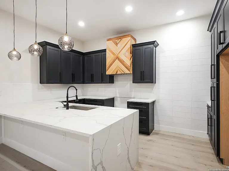 1019 S Hackberry St #201 — Photo 3