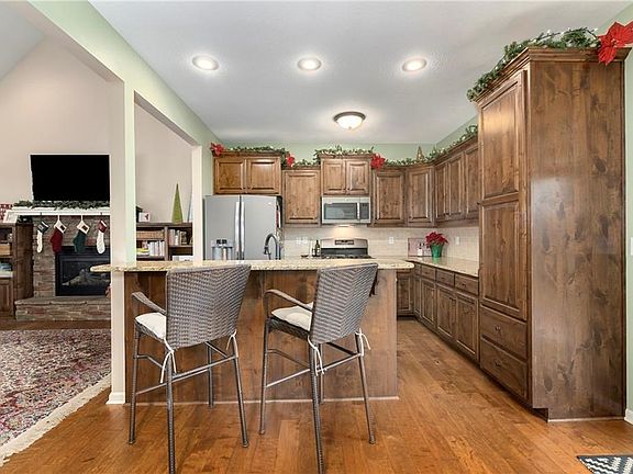 5th image of 614 Oakmont Dr