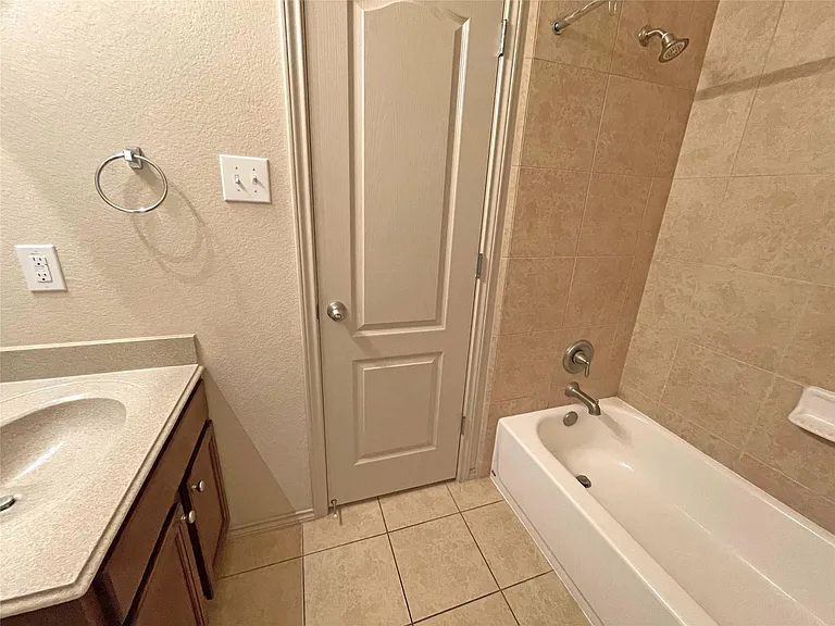 524 Cameron Cv — Photo 14