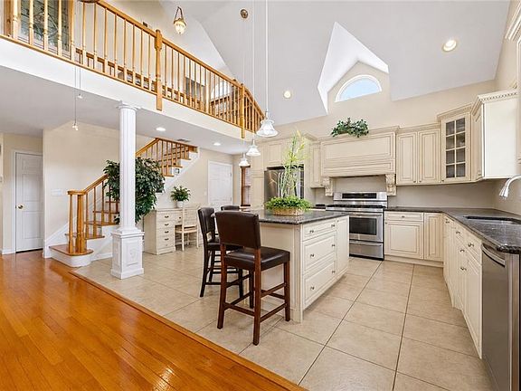 3rd image of 401 Isabella Ave