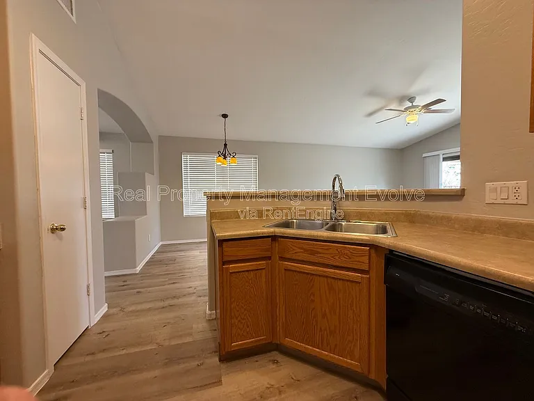 1516 E Bowker St — Photo 9