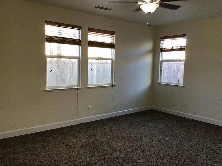 525 Luciana Dr — Photo 5
