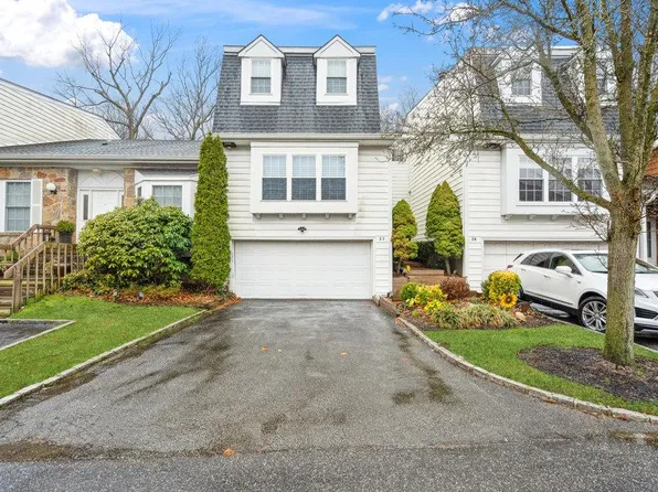27 The Mews, Syosset, NY 11791