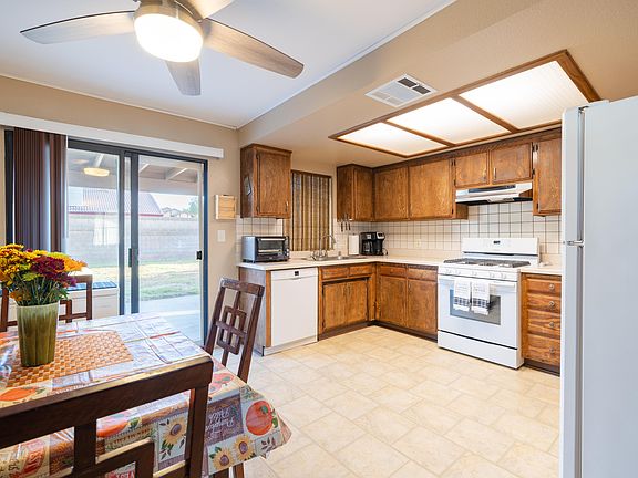 4th image of 636 E Avenue J9
