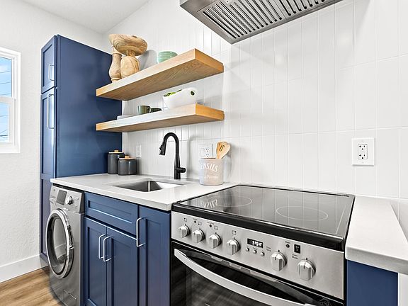Kitchen w stove/sink/washer dryer & pantry