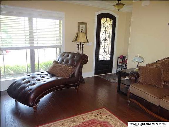 4th image of 10 Nandina Ln