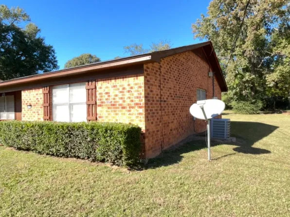 1305 E Sheppard Dr #B, Gladewater, TX 75647