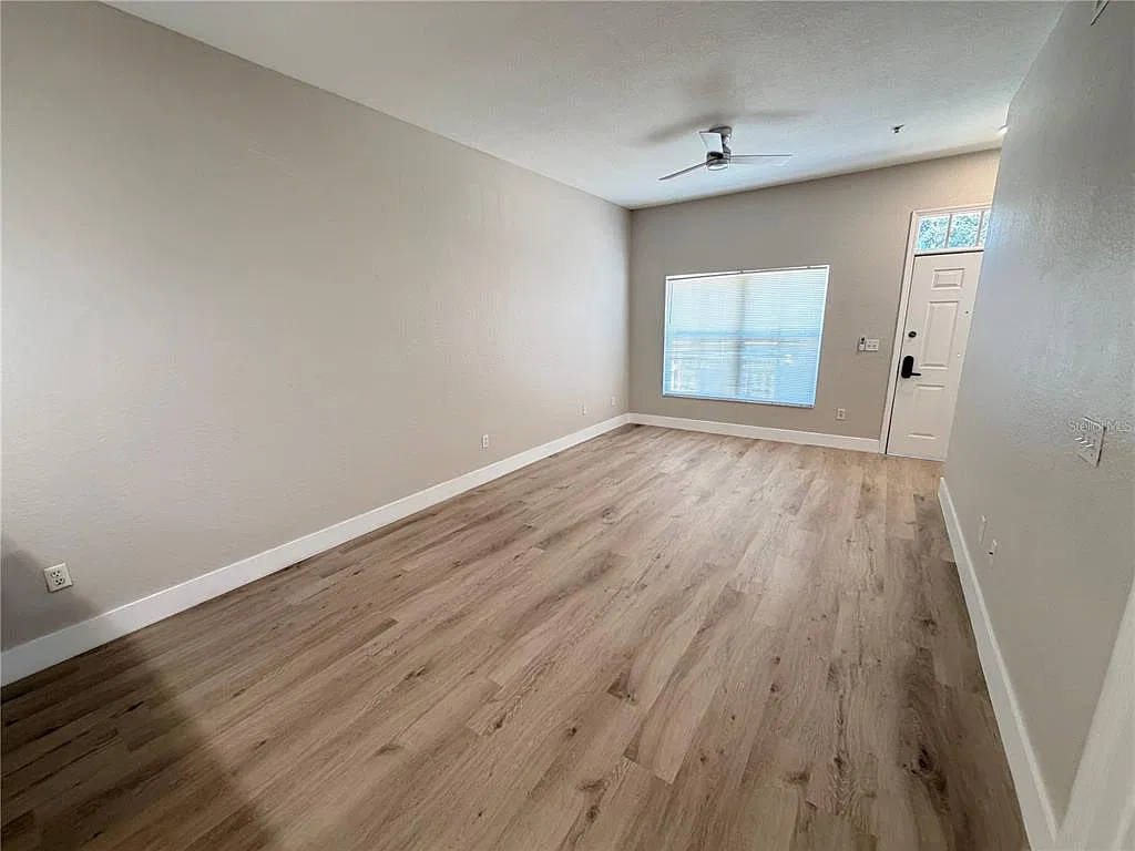 3 bed, 2.0 bath, 1296 sqft, $2,000 — Photo 3