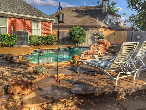 3rd image of 909 Parkhill Dr