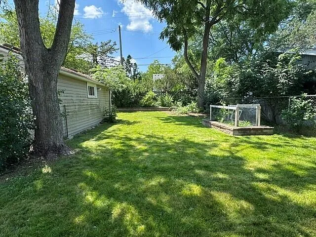 907 Bruce St — Photo 14