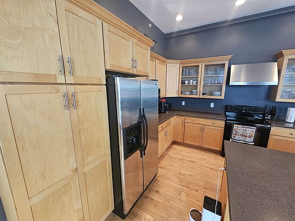 5th image of 419 9th St Suite 301