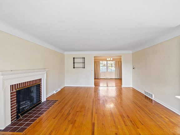 4th image of 7466 Glenover Dr