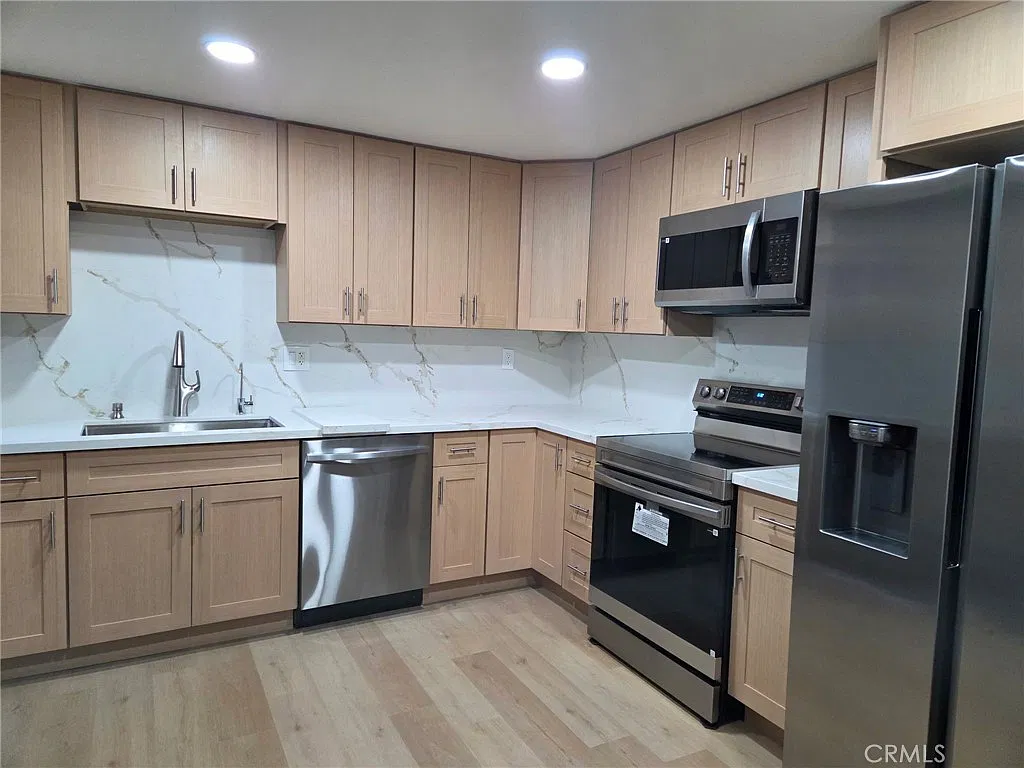 4 bed, 2138 sqft, $4,300 — Photo 3