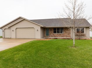 W5379 Amy Ave, APPLETON, WI 54915
