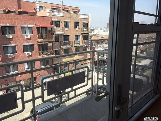 Sold by Winzone Realty Inc | media 9