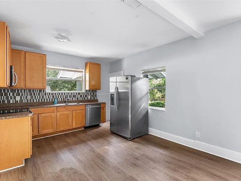 811 W Amelia Ave — Photo 4