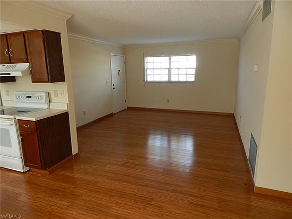 3rd image of 1502 Edgewater Cir #6A