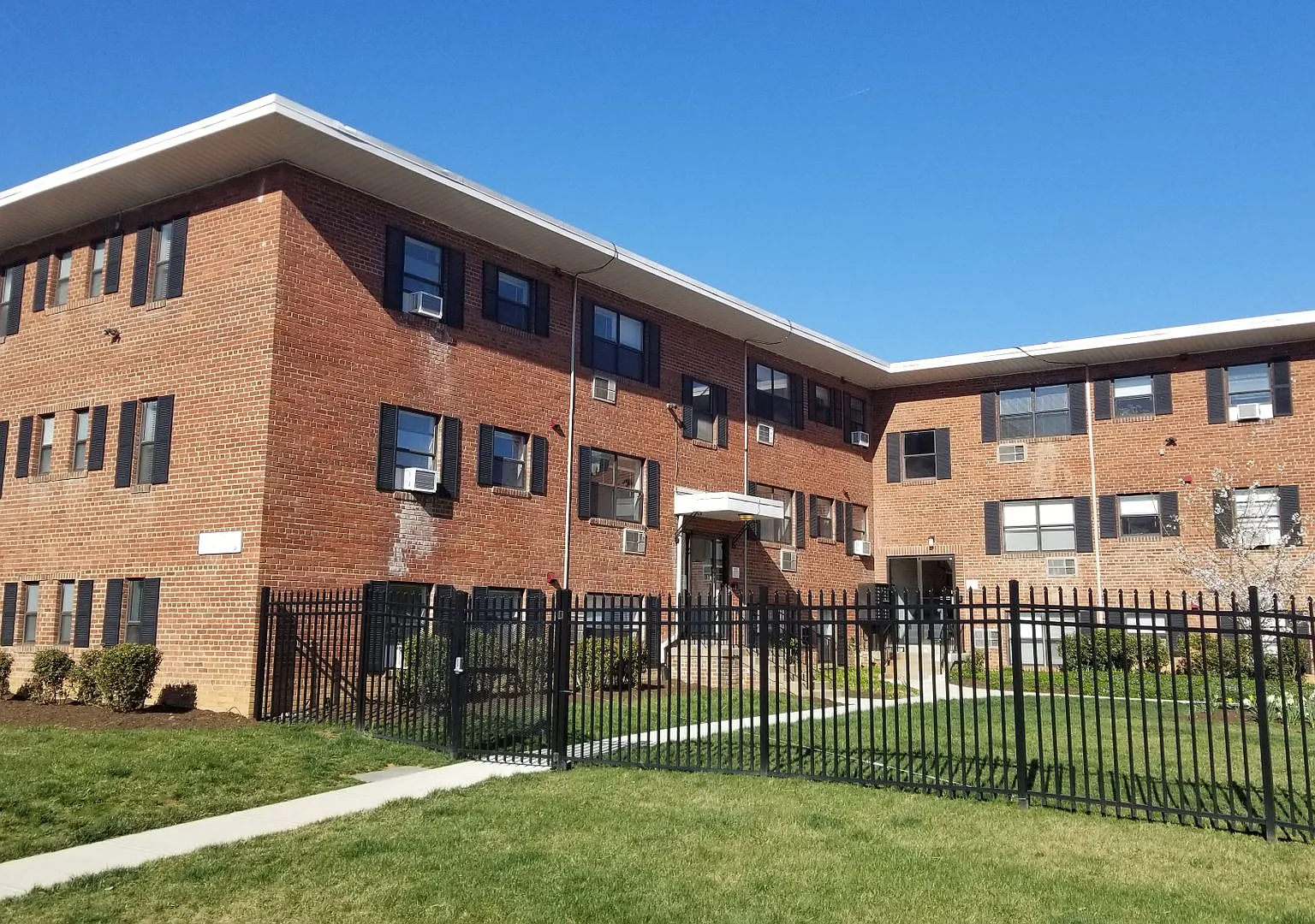 1215 N Quinn Street — Photo 1