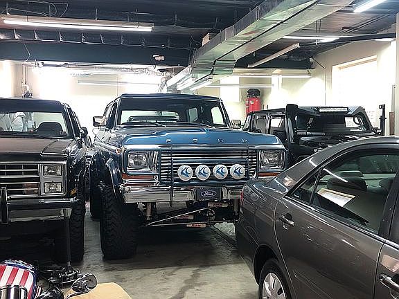 6 Car Garage with hydraulic 