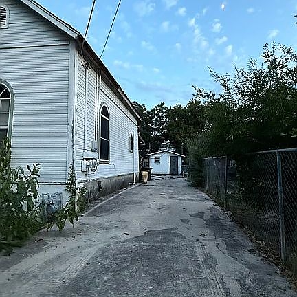 4th image of 1814 W Travis St