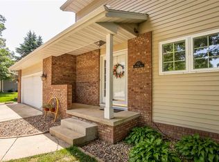 727 Maucker Rd, Cedar Falls, IA 50613