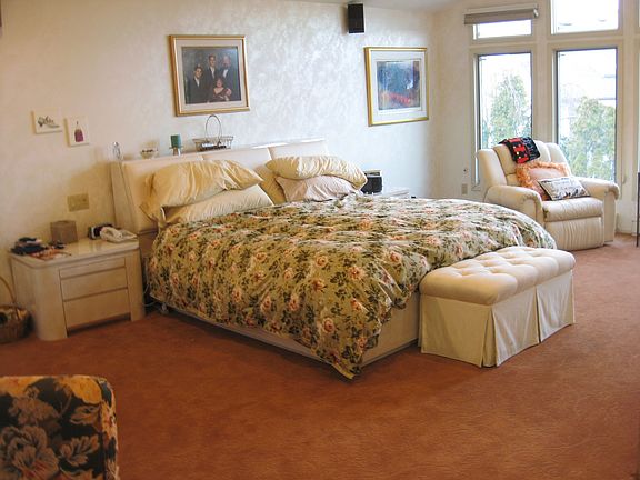 Large Master Suite w/ Private Bath and Walk in Closet