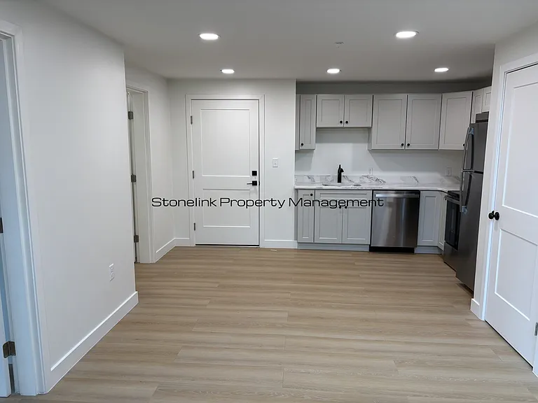 265 Manton Ave — Photo 36