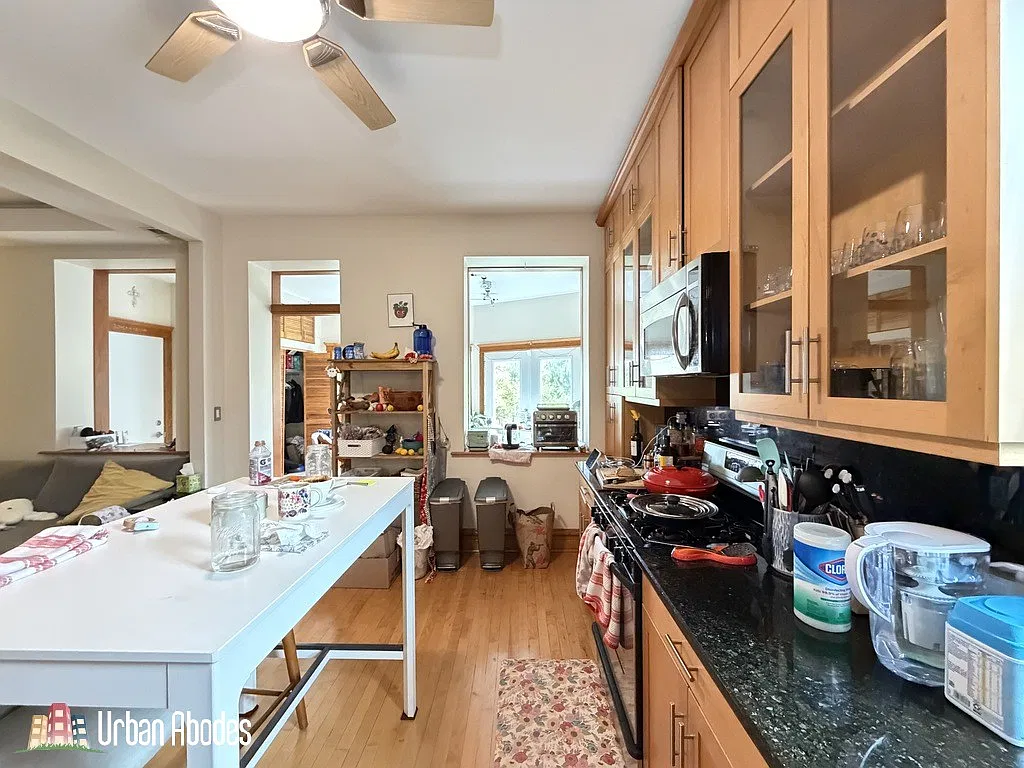 833 N Rockwell St — Photo 2