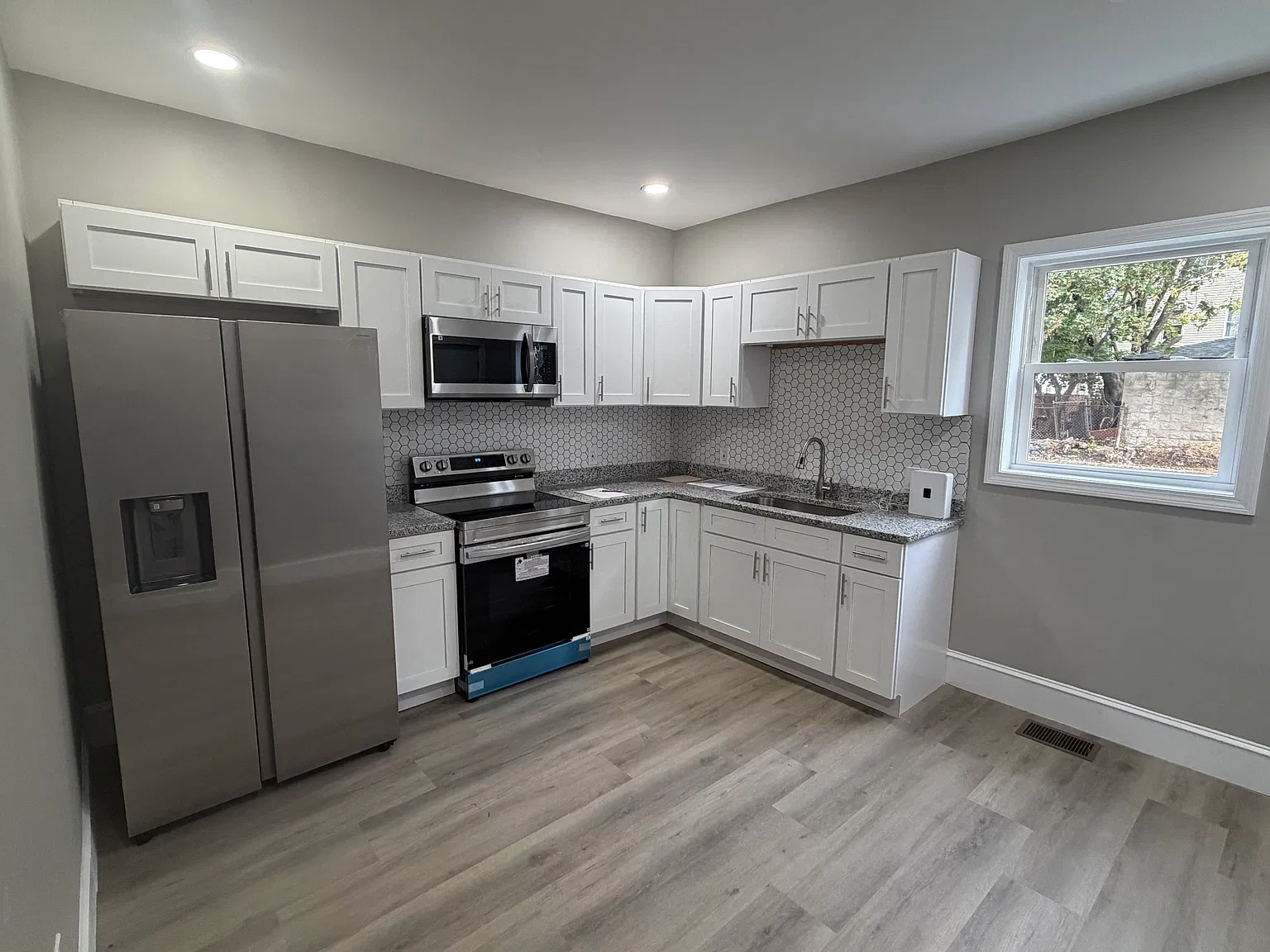 3 bed, 1.5 bath, 1000 sqft, $2,400 — Photo 1