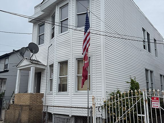 2nd image of 103 Willoughby St Floor 1