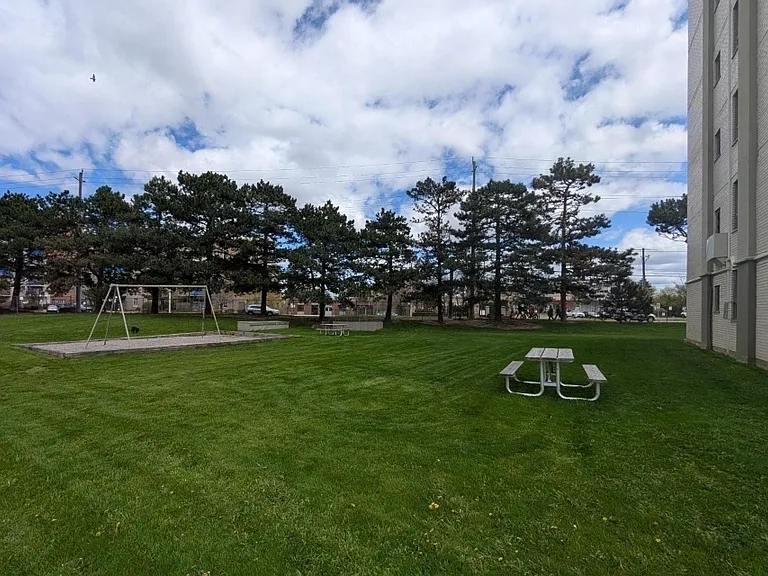 6010 Bathurst St — Photo 15