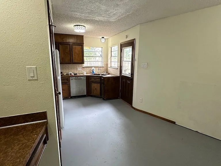 1021 W Yucca Ave — Photo 13