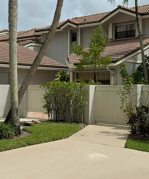 505 Prestwick Cir — Photo 1