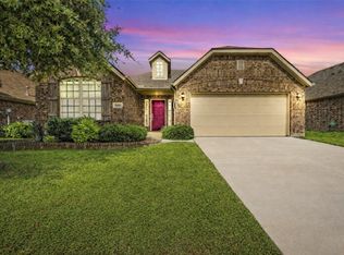 900 Silvermoon Dr, Little Elm, TX 75068