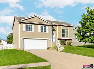 1913 Southview Dr, Papillion, NE 68046