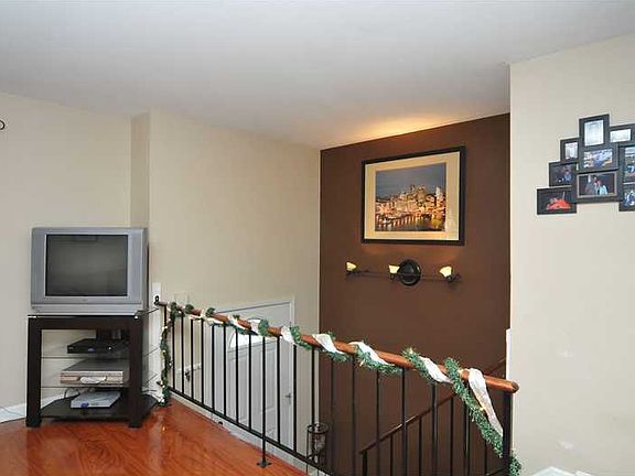 2nd image of 205 Cottonwood Dr