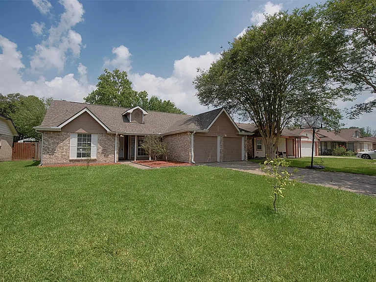 2914 Tarpon Dr — Photo 2