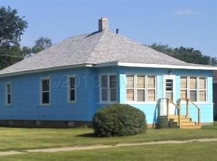 318 S 5th St, Oakes, ND 58474