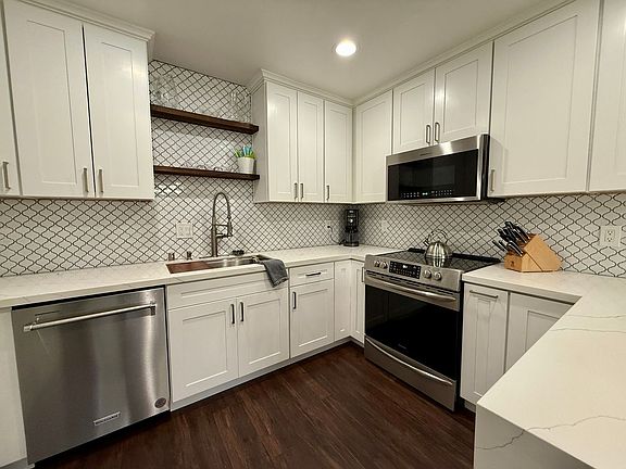 2nd image of 3241 Loma Riviera Dr