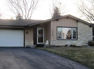 1925 S Park Wood Ln, New Berlin, WI 53151